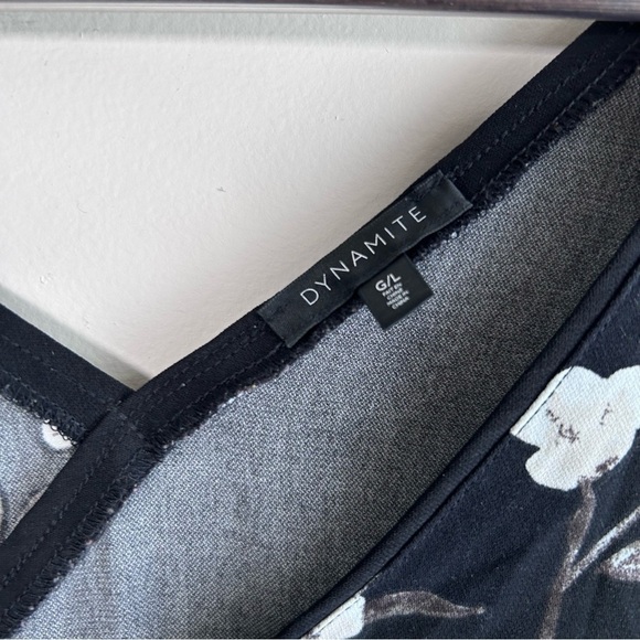 Dynamite Sleeveless Split Back Floral Blouse Black with White Floral Large - Picture 7 of 8